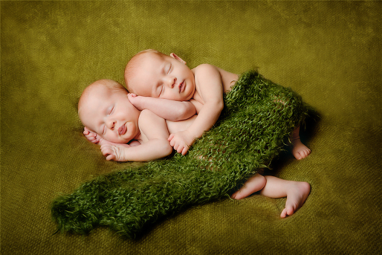 zarte Zwillinge im Fotostudio