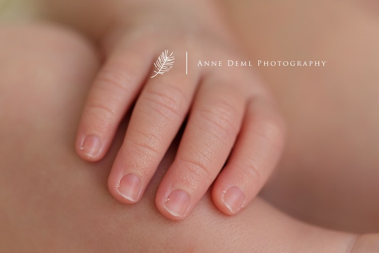 natuerliche_und_liebevolle_einfuehlsame_niedliche_babyfotos_im_fotostudio_anne_deml_fotografie_babyfotograf_muenchen_geburt_babyfoto_krankenhaus_lina15