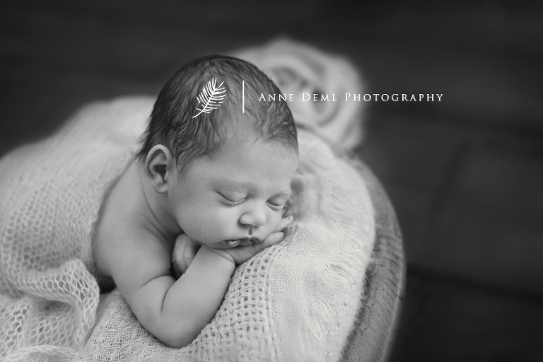 natuerliche_und_liebevolle_einfuehlsame_niedliche_babyfotos_im_fotostudio_anne_deml_fotografie_babyfotograf_muenchen_geburt_babyfoto_krankenhaus_lina16
