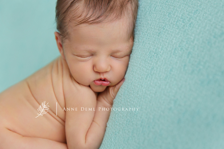 besondere_neugeborenfotografie_schlagendes_baby_neugeborene_anne_geddes_babyfotograf_anne_deml_muenchen_freising_fotostudio_neugeborenenfotograf_charlotta_05