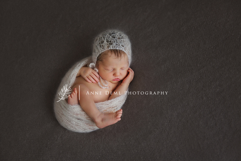 besondere_neugeborenfotografie_schlagendes_baby_neugeborene_anne_geddes_babyfotograf_anne_deml_muenchen_freising_fotostudio_neugeborenenfotograf_charlotta_7