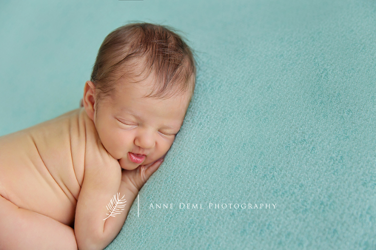 neugeborenenfotos_einzigartige_babyfotografie_fotostudio_anne_deml_babyfotograf_muenchen_und_umgebung_babyshooting_charlotta_1
