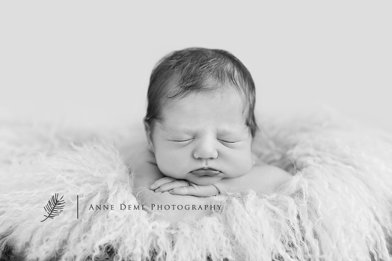 niedliche_babyfotos_neugeborene_babyfotos_mit_eltern_mama_und_papa_babyfotografie_in_muenchen_anne_deml_fotostudio_liebevolle_neugeborenenfotos_charlotta_15