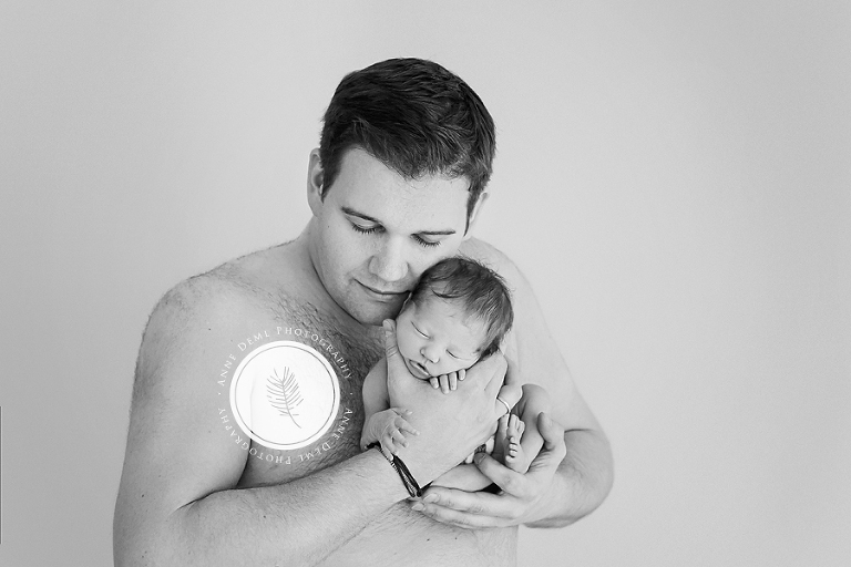 niedliche_babyfotos_neugeborene_babyfotos_mit_eltern_mama_und_papa_babyfotografie_in_muenchen_anne_deml_fotostudio_liebevolle_neugeborenenfotos_charlotta_16