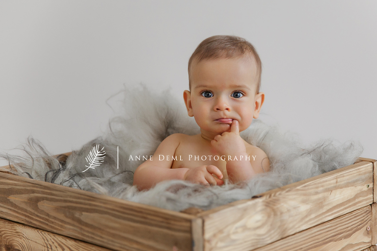 niedliche_babyfotos_baby_acht_monate_babyshooting_muenchen_anne_deml_fotografie_babybilder_fotostudio_professionell_einzigartig_liebevoll_leon_1