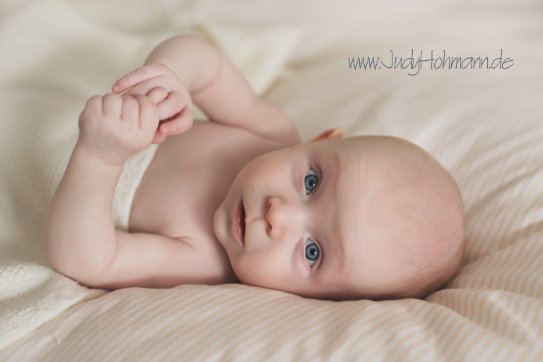 Baby_im_Bett_Fotograf2402