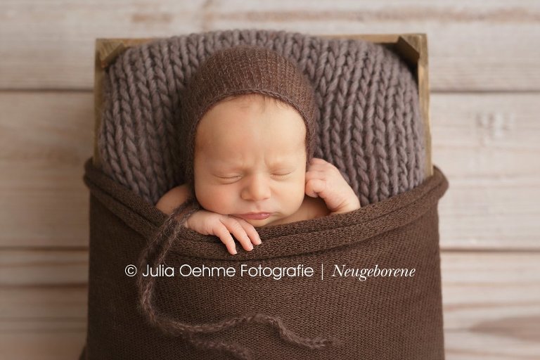 babyfotos kleiner junge 11 tage alt im fotostudio von babyfotografin julia oehme in leipzig beim neugeborenenshooting