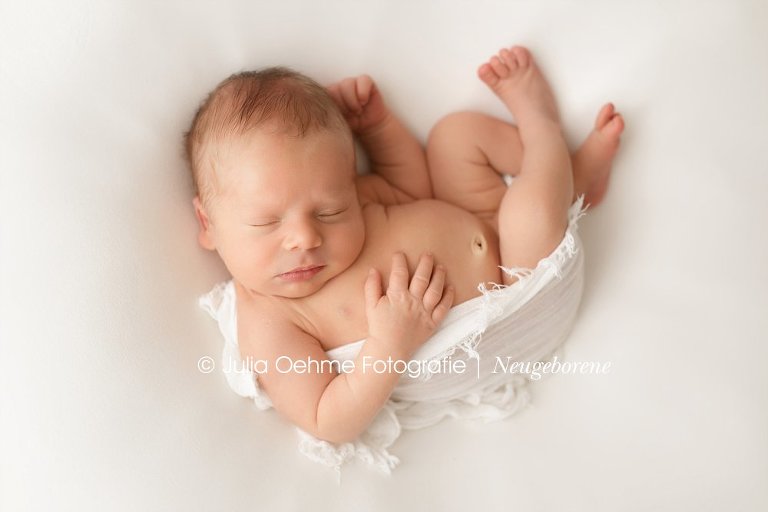 babyfotos kleiner junge 11 tage alt im fotostudio von babyfotografin julia oehme in leipzig beim neugeborenenshooting
