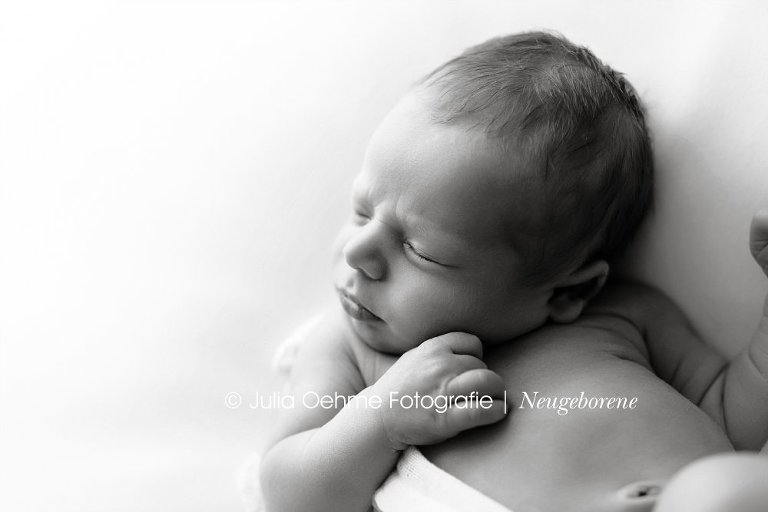 babyfotos kleiner junge 11 tage alt im fotostudio von babyfotografin julia oehme in leipzig beim neugeborenenshooting