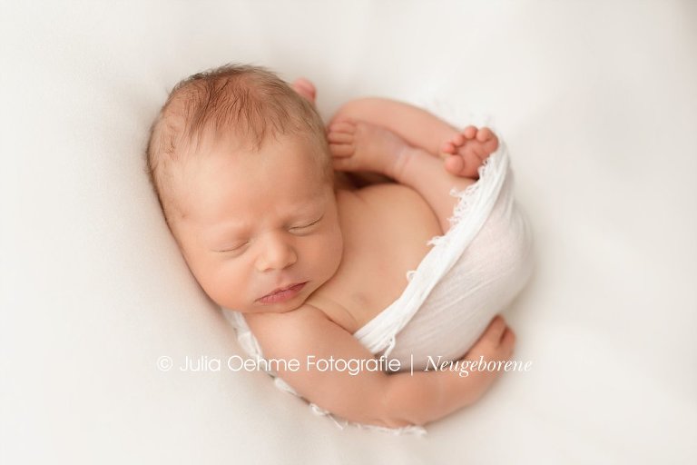 babyfotos kleiner junge 11 tage alt im fotostudio von babyfotografin julia oehme in leipzig beim neugeborenenshooting