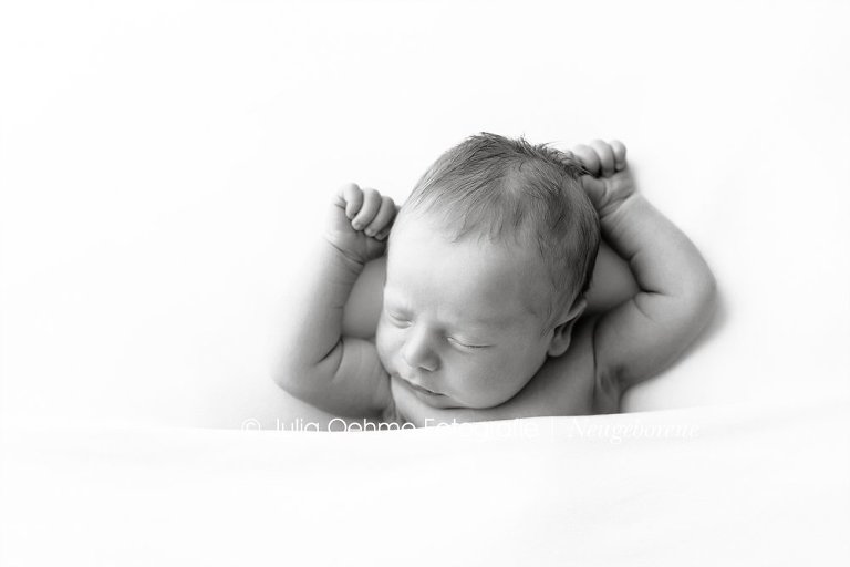 babyfotos kleiner junge 11 tage alt im fotostudio von babyfotografin julia oehme in leipzig beim neugeborenenshooting