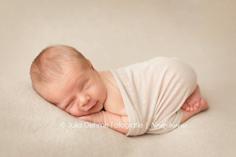 babyfotos kleiner junge 11 tage alt im fotostudio von babyfotografin julia oehme in leipzig beim neugeborenenshooting