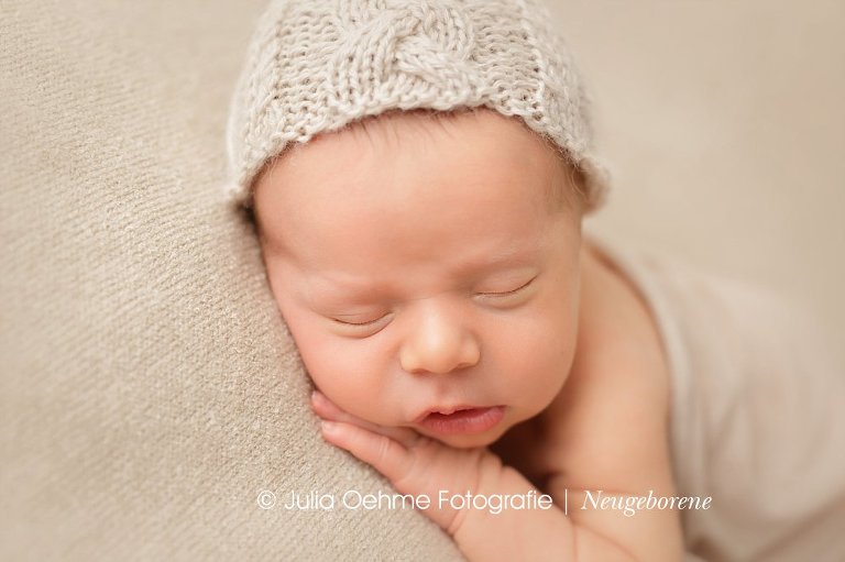 babyfotos kleiner junge 11 tage alt im fotostudio von babyfotografin julia oehme in leipzig beim neugeborenenshooting