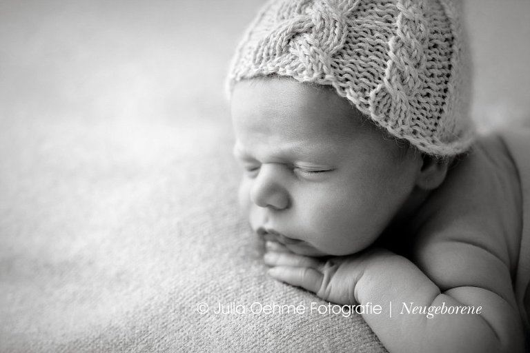 babyfotos kleiner junge 11 tage alt im fotostudio von babyfotografin julia oehme in leipzig beim neugeborenenshooting
