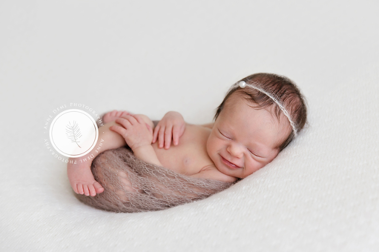 babyfotograf_muenchen_engelslaecheln_suesse_babyfotos_besondere_babyfotografie_augsburg_babyshooting_freising_anne_deml_neugeborenenshooting_4