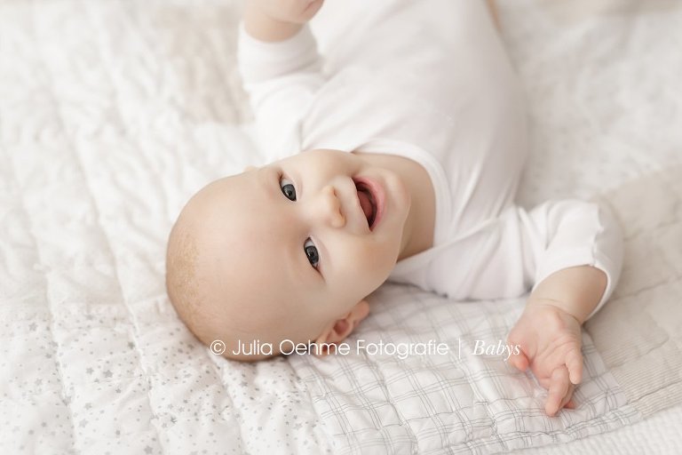 Baby bei Babyfotos in Leipzig von Julia Oehme