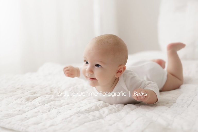 Baby bei Babyfotos in Leipzig von Julia Oehme