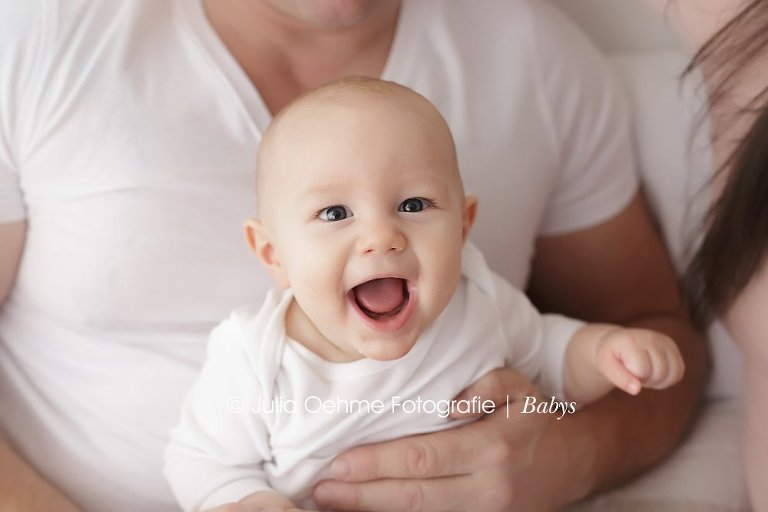 Baby bei Babyfotos in Leipzig von Julia Oehme