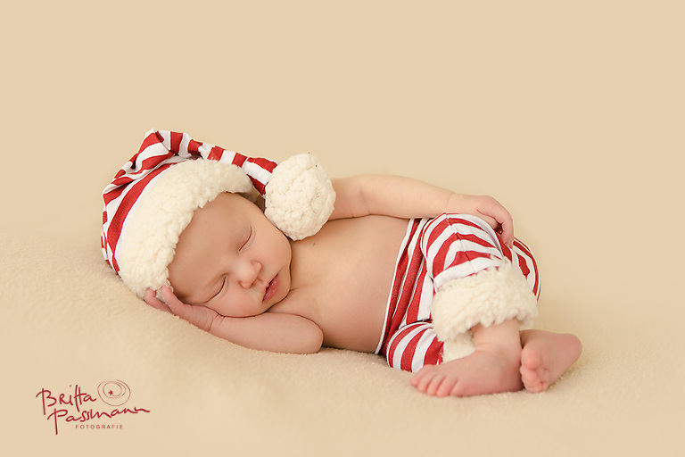 Neugeborenes Baby mit Nikolausmuetze Weihnachten Weihnachtsmann Kostüm