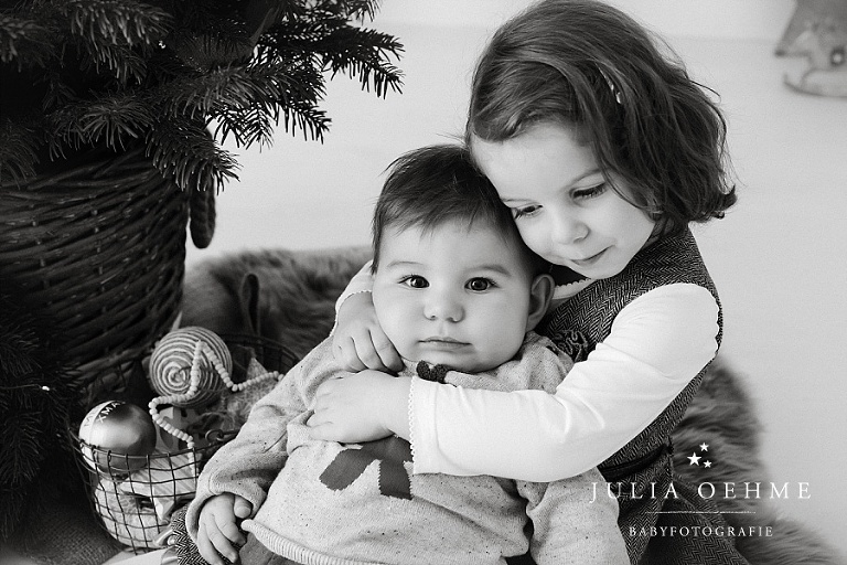 weihnachtsfotos geschwisterfoto umarmung julia oehme leipzig