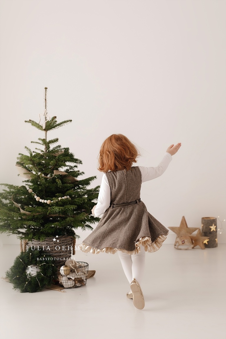 tanzendes mädchen tannenbaum weihnachtsshooting julia oehme leipzig