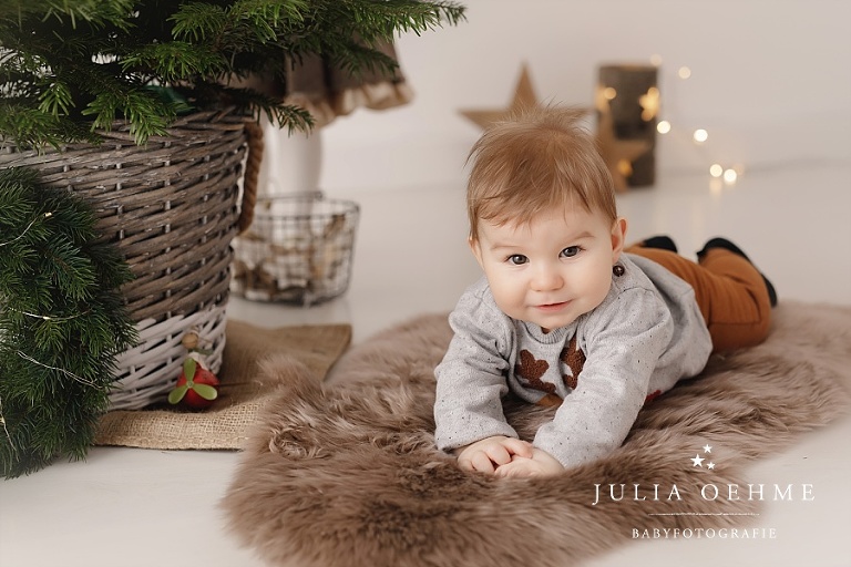 babyfoto weihnachtlich junge mit tannengrün julia oehme leipzig