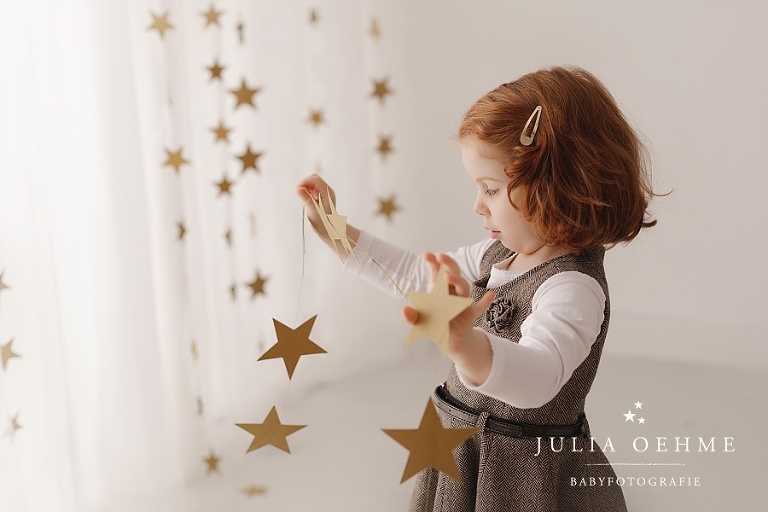 mädchen mit goldsterne weihnachsfotos julia oehme leipzig