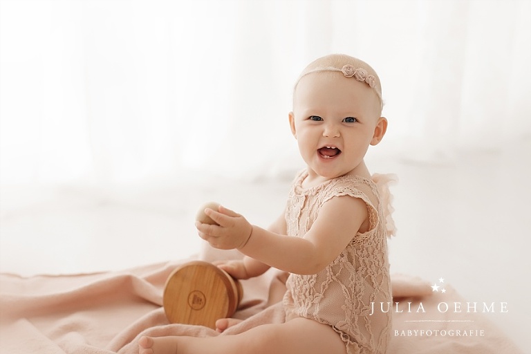 lachendes baby mädchen bei fotoshooting leipzig julia oehme
