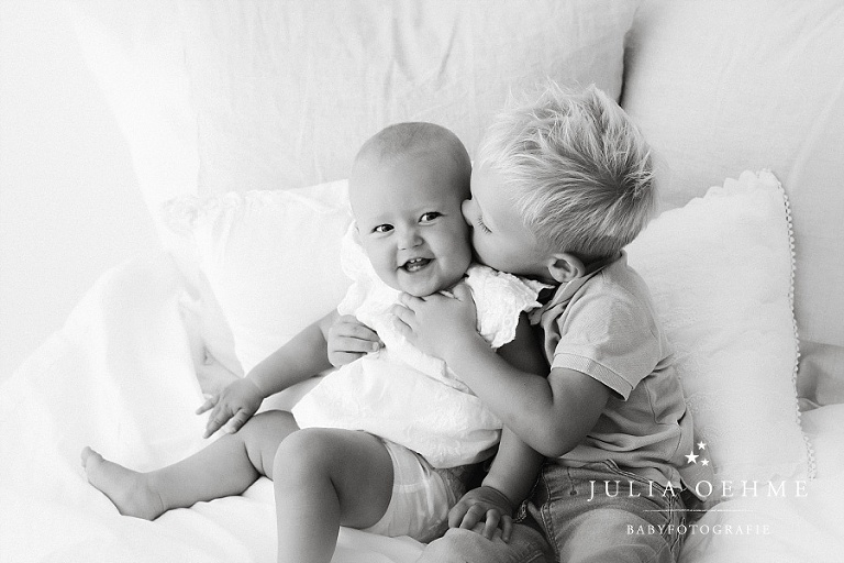 Frohliche Babyfotos Von Nele 8 Monate Alt Julia Oehme Fotografie In Leipzig Vereinigung Professioneller Kinderfotografen