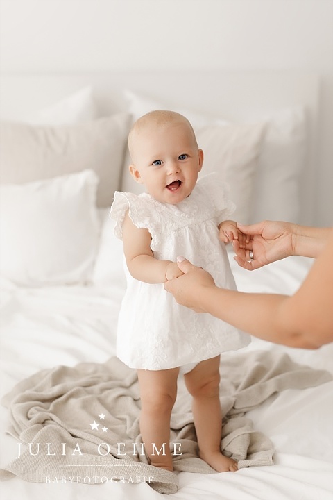 baby mädchen lacht in kamera babyshooting leipzig halle julia oehme