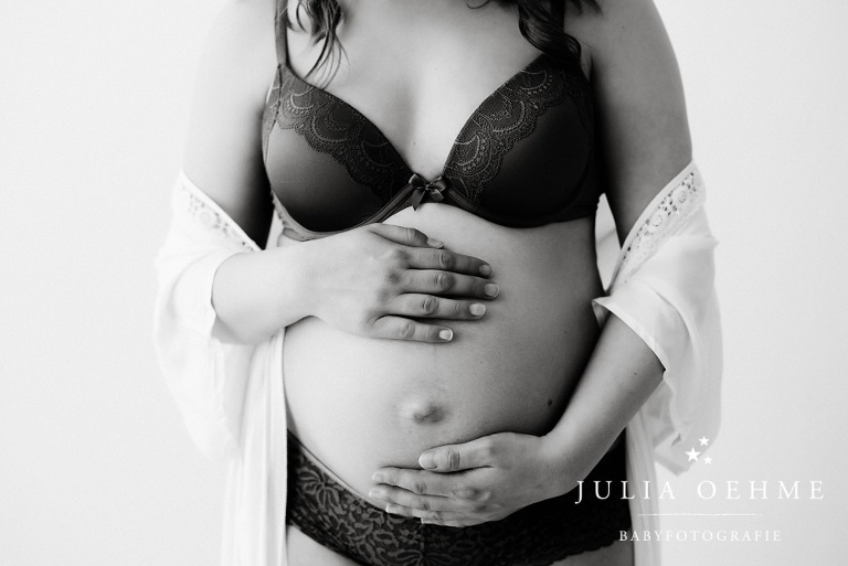 nachaufnahme babybauch fotoshooting leipzig schwarzweiß